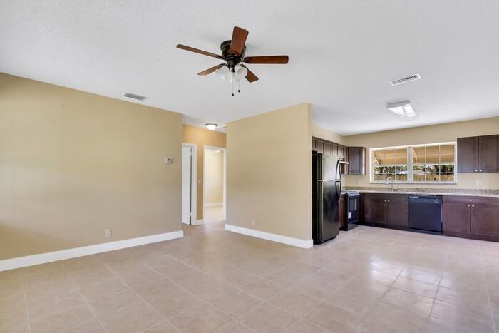 2639 Ne 4th Ct - Photo 5 of 20