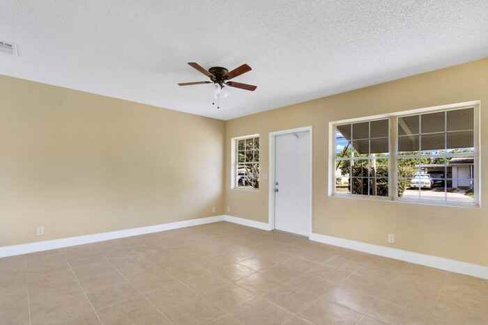 2639 Ne 4th Ct - Photo 6 of 20