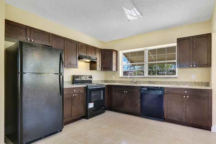 2639 Ne 4th Ct - Photo 7 of 20