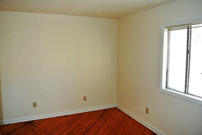 216 Greene St - Photo 4 of 12