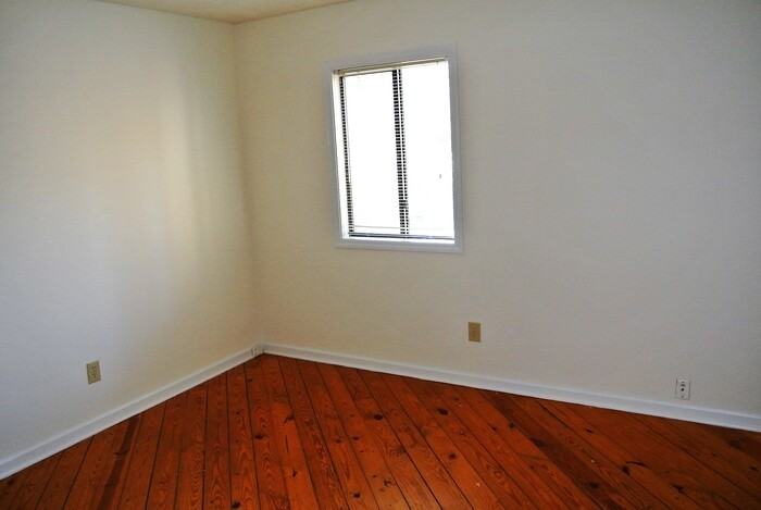 216 Greene St - Photo 6 of 12