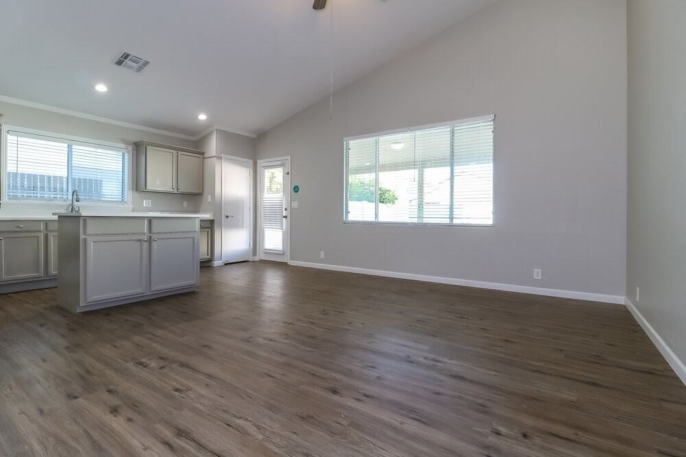 8936 W Fullam St - Photo 4 of 16