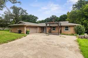 featured image of 701 Topeka Dr #1
