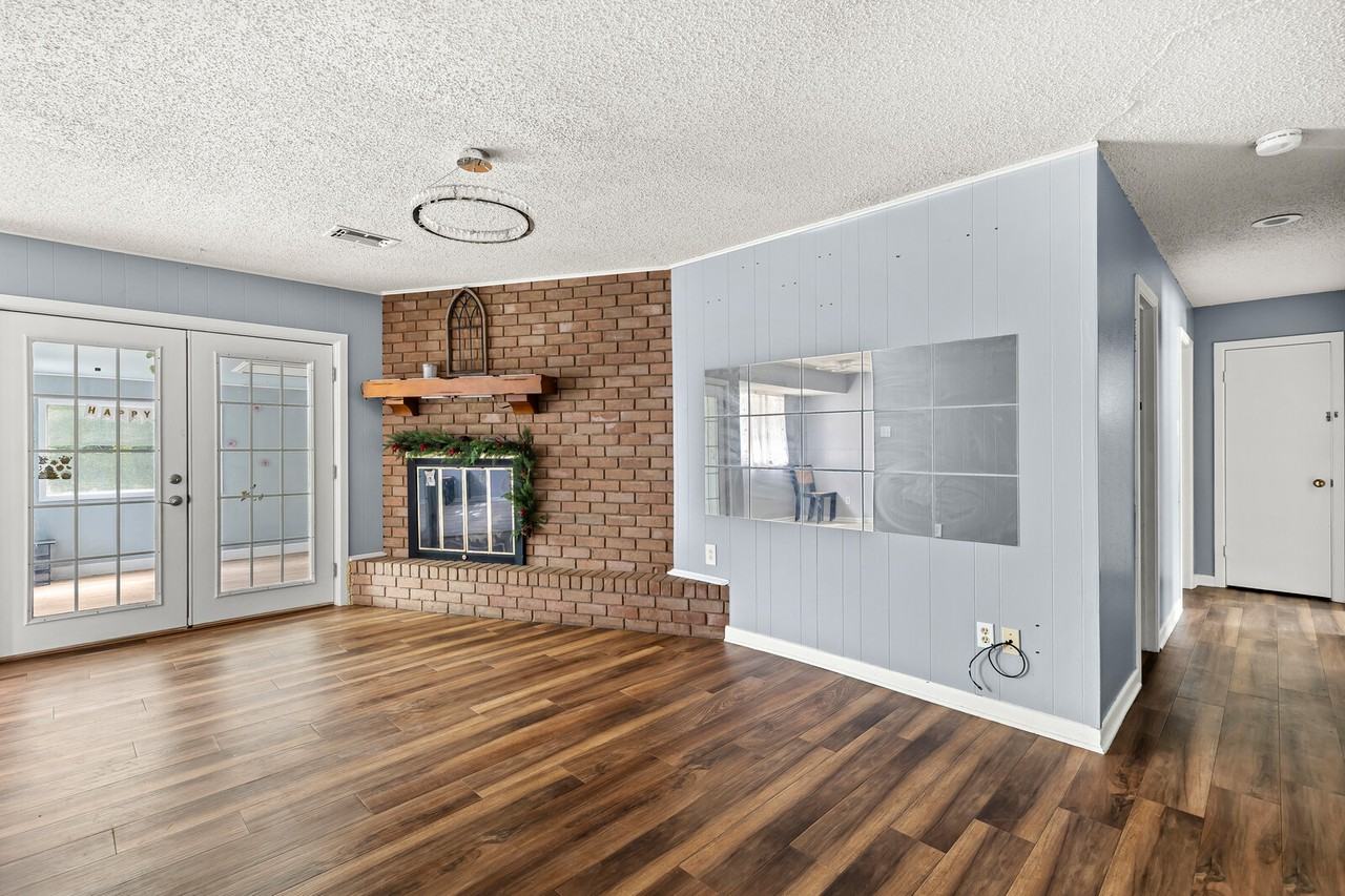 701 Topeka Dr #1 - Photo 5 of 17