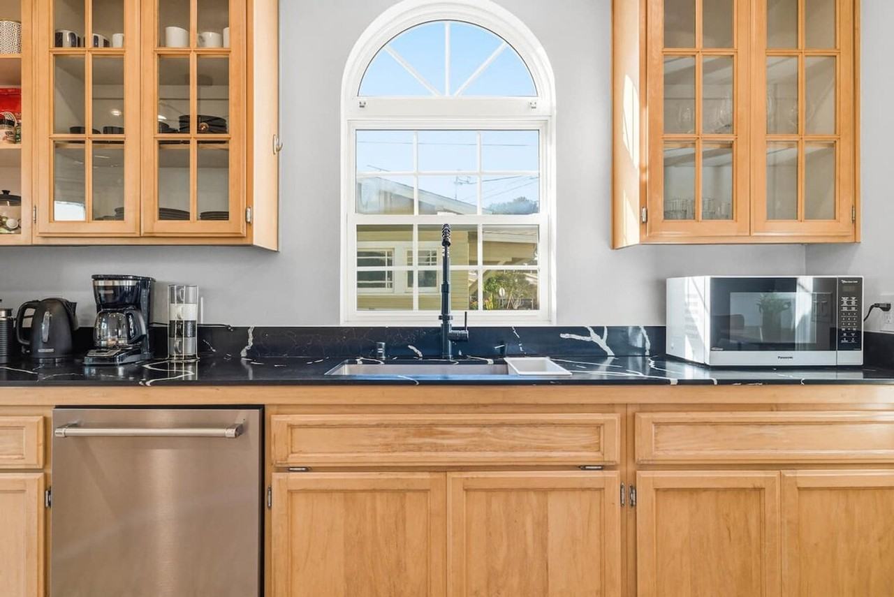 3407 N Mountain View Dr #1382146P - Photo 5 of 26