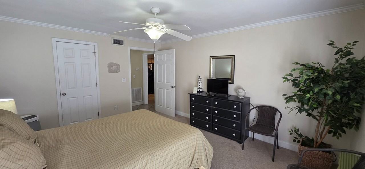 2046 Beach Blvd #1556470P - Photo 7 of 21