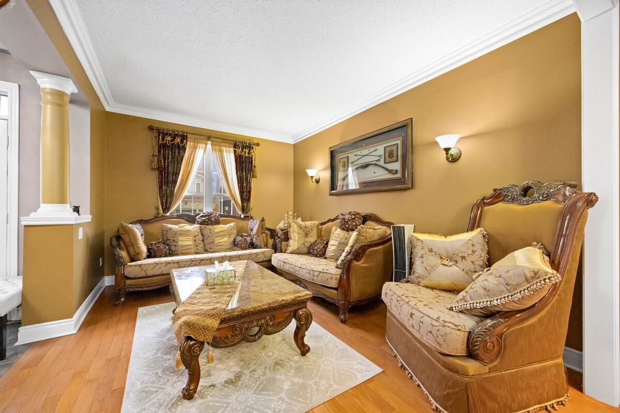 43 Saint Hubert Dr #1504441P - Photo 4 of 42