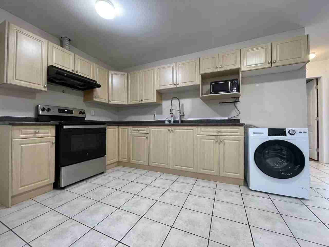 8680 168a St - Photo 5 of 12