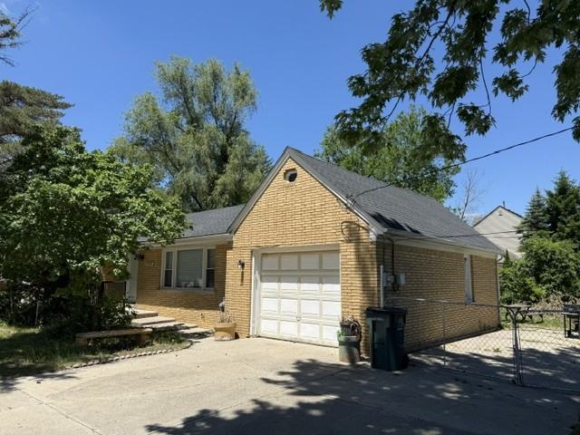 2923 E Square Lake Rd - Photo 2 of 14