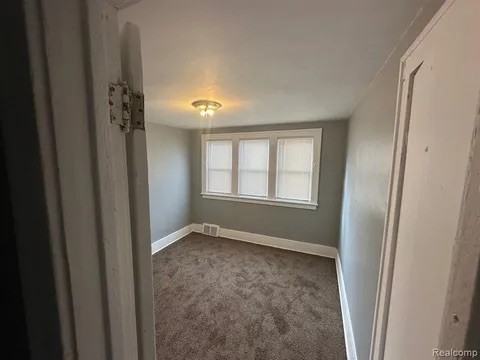 15512 Log Cabin St - Photo 3 of 6