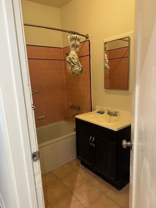 414 N Orange Grove Ave ##1/2 - Photo 4 of 5