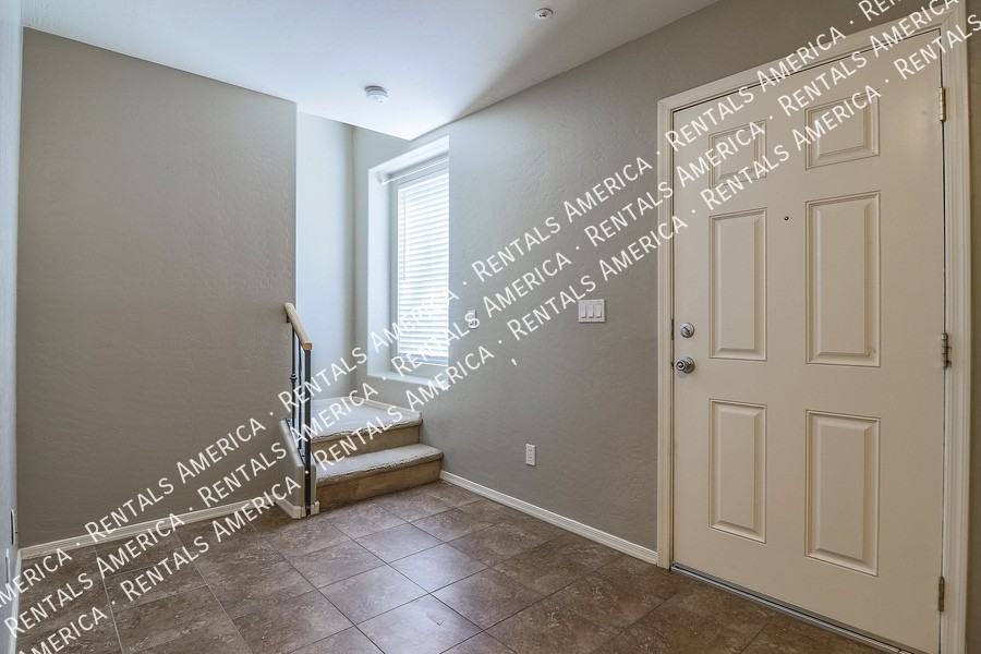 747 N Port Dr - Photo 4 of 19