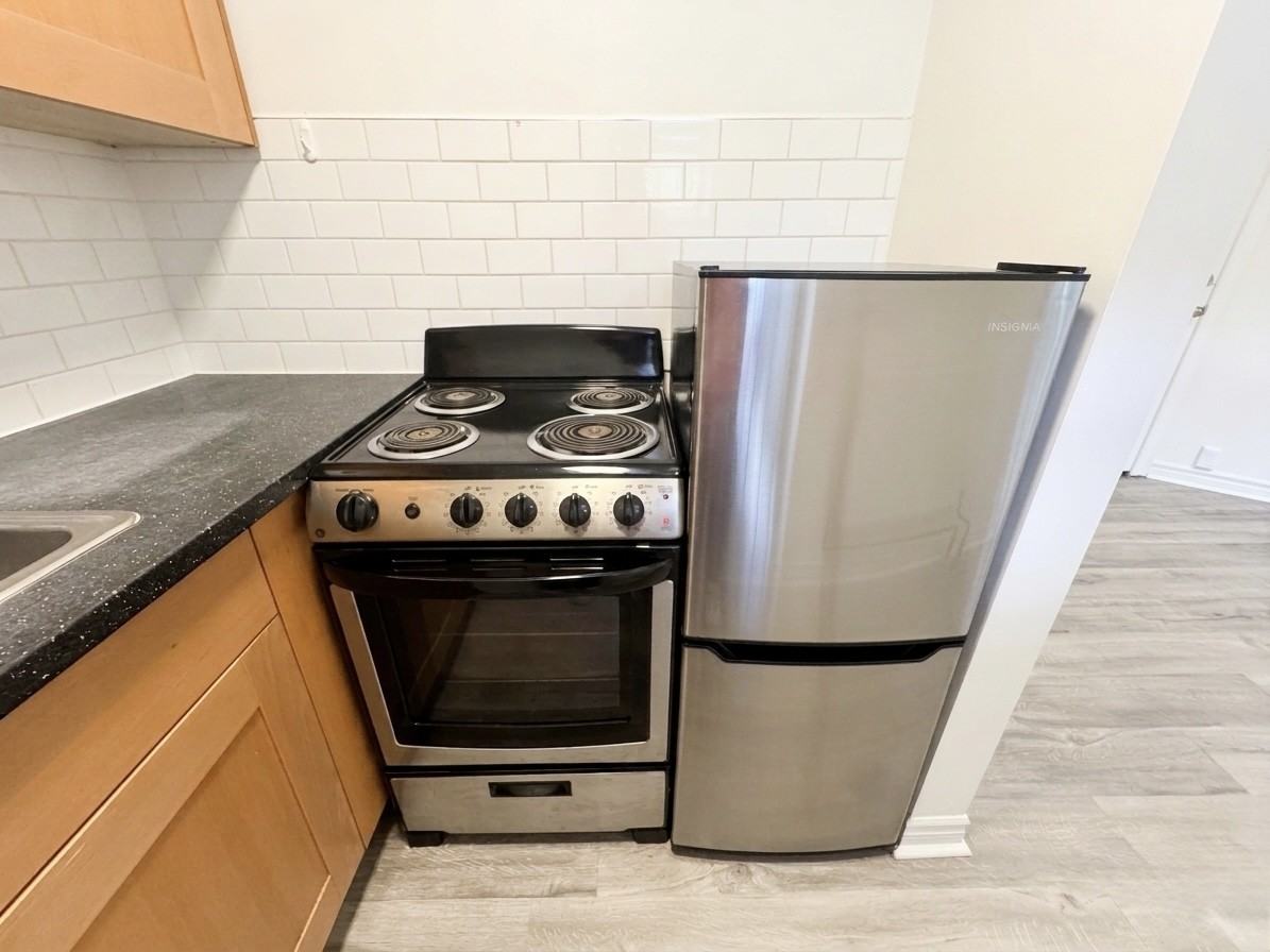 492 Montrose Ave #26 - Photo 3 of 18