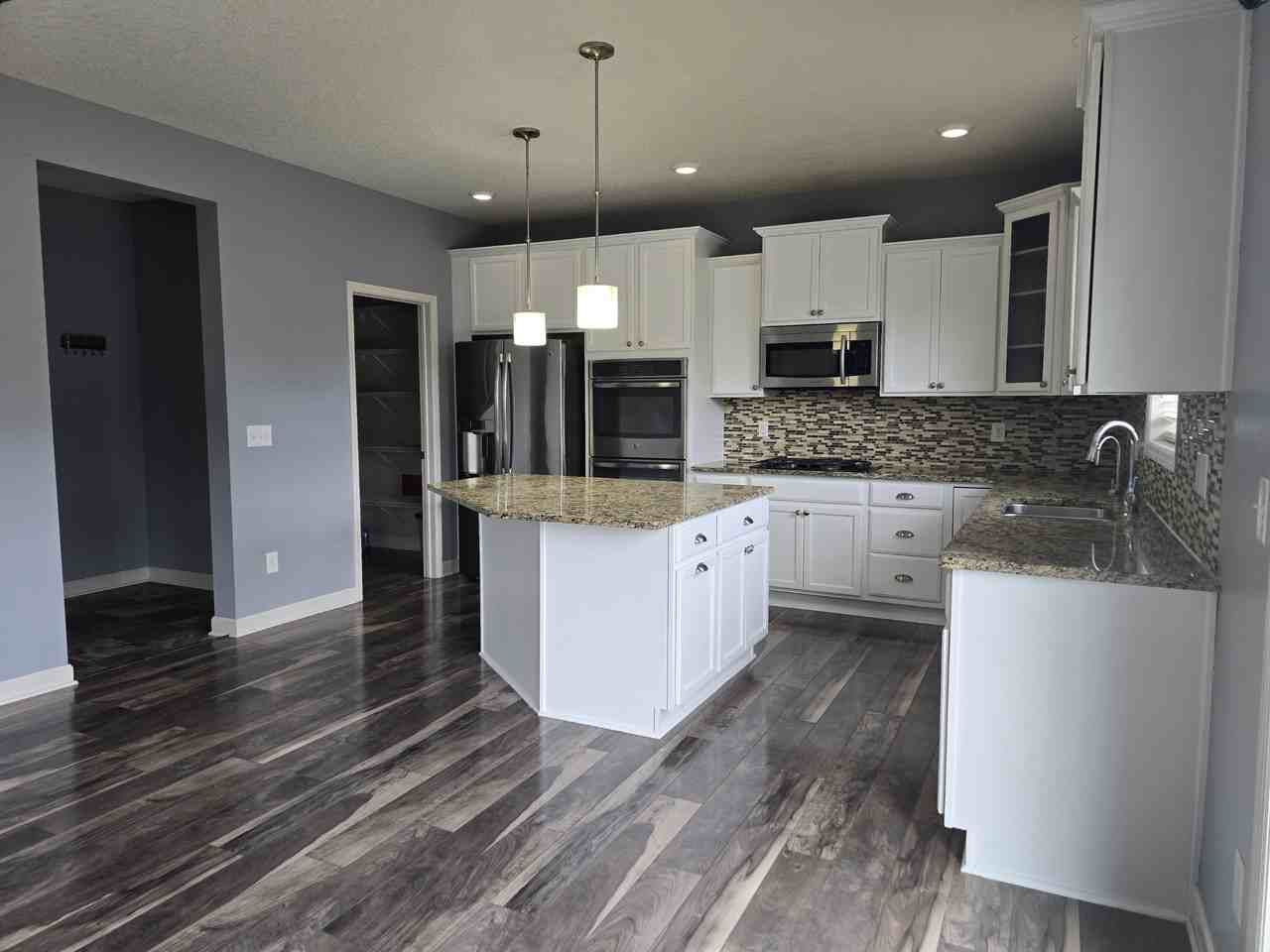16574 Elm Creek Ct - Photo 3 of 32