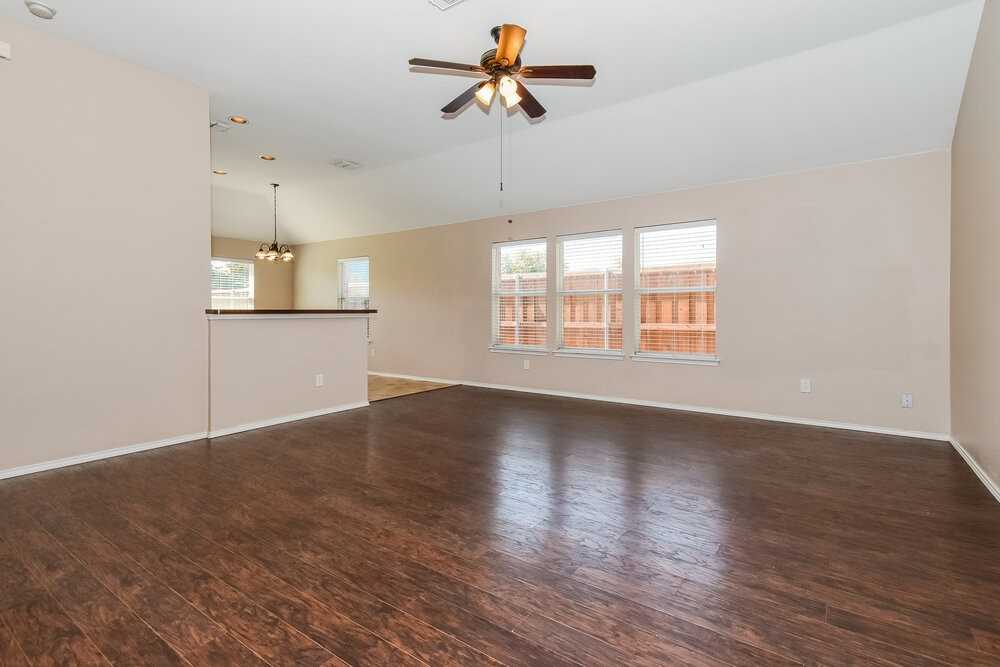 906 Oak Hollow Ln - Photo 4 of 16