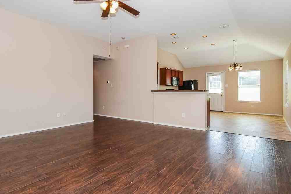 906 Oak Hollow Ln - Photo 5 of 16