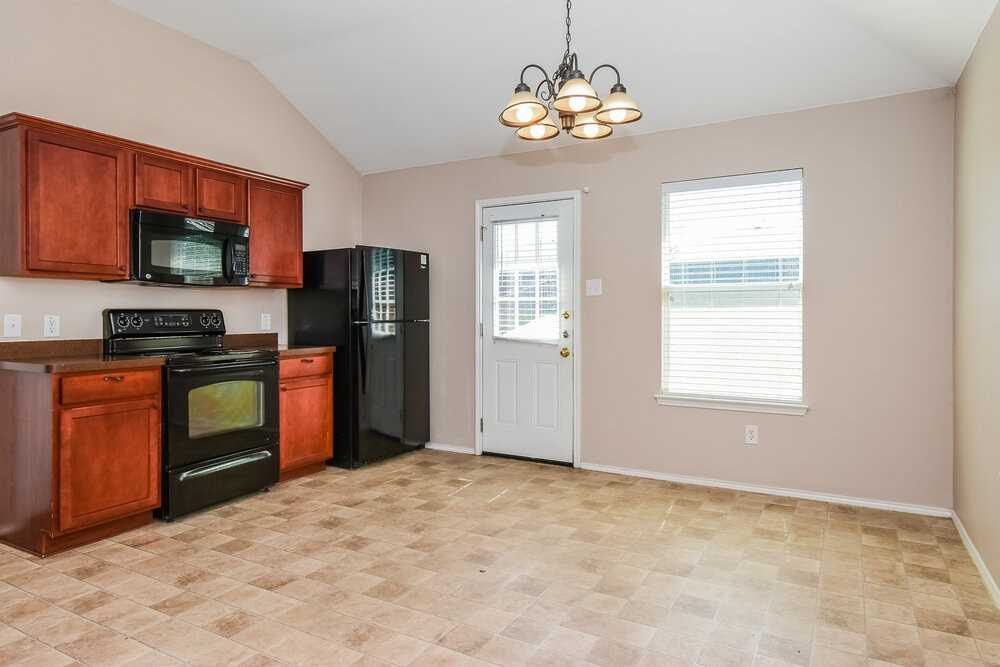 906 Oak Hollow Ln - Photo 6 of 16
