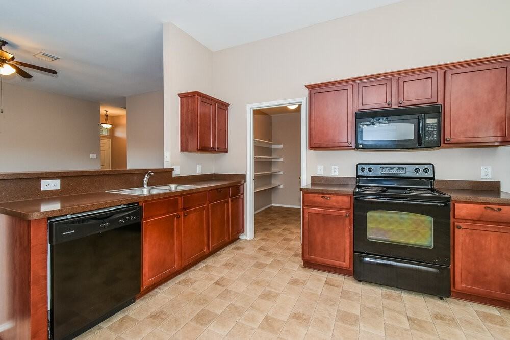 906 Oak Hollow Ln - Photo 7 of 16
