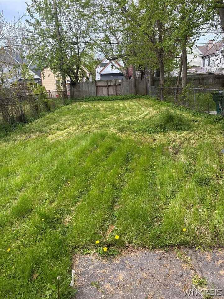 318 14th St - Photo 2 of 9