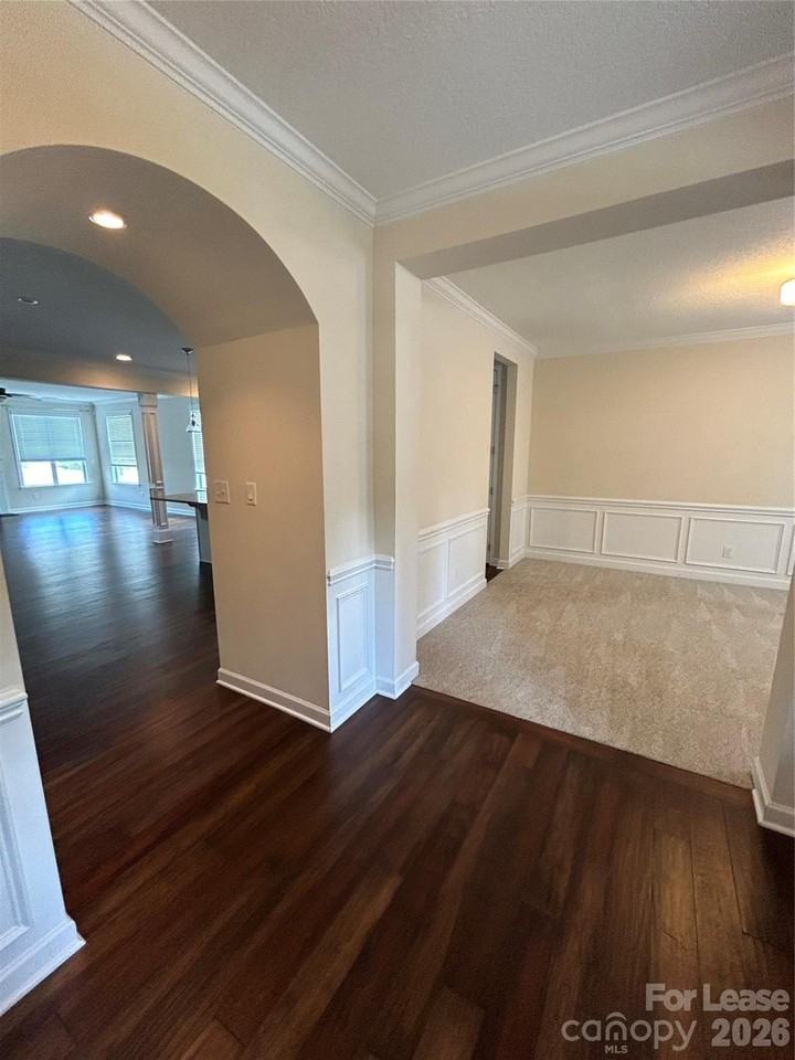 10517 Donahue Dr - Photo 5 of 32