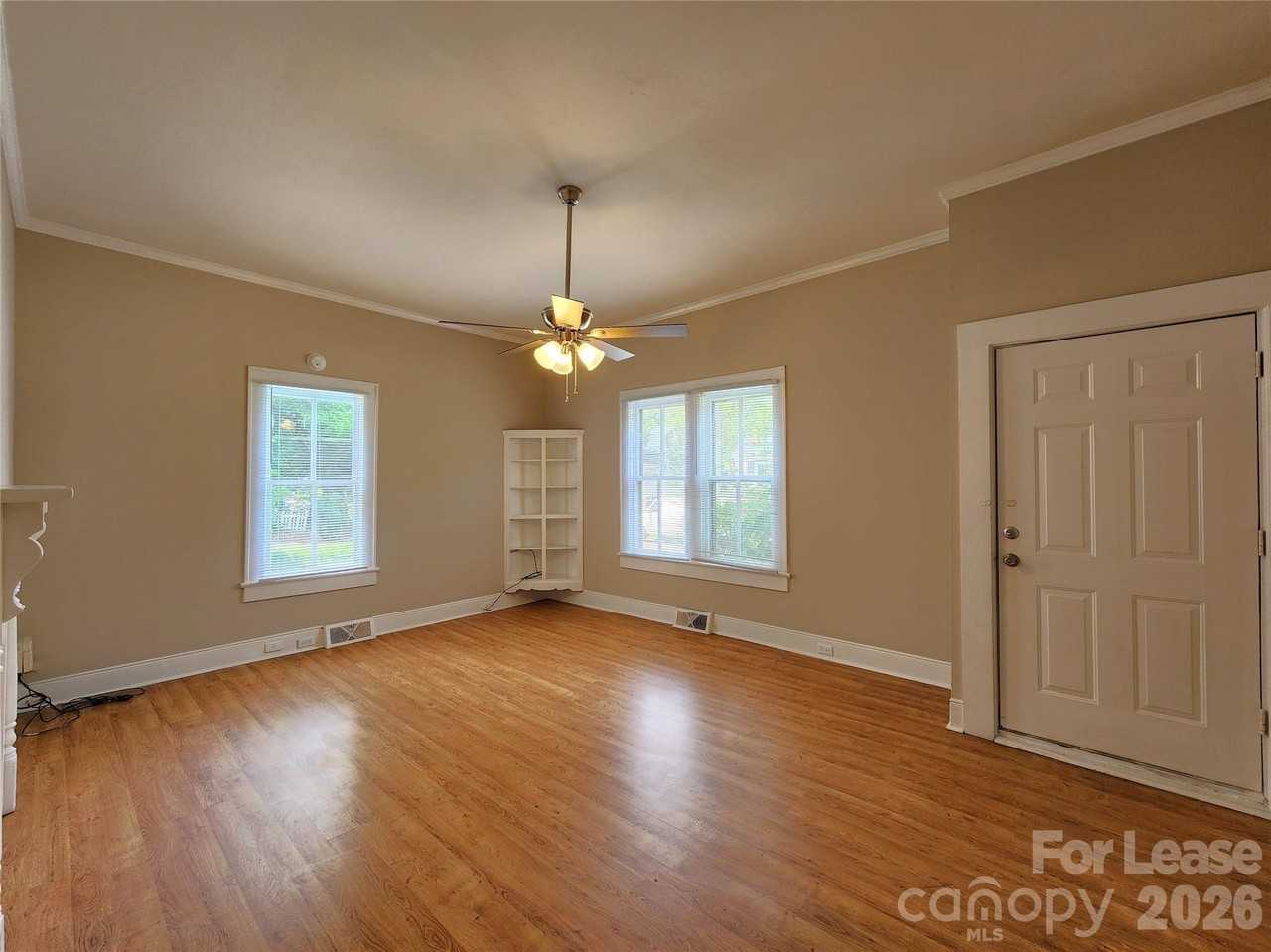 907 S Jackson St - Photo 2 of 14