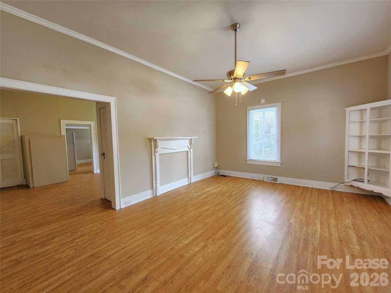 907 S Jackson St - Photo 3 of 14
