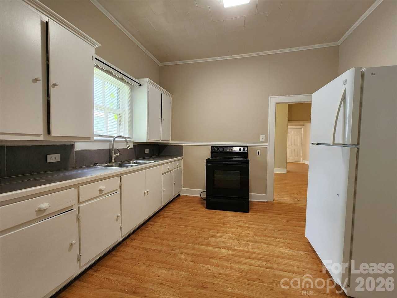 907 S Jackson St - Photo 4 of 14