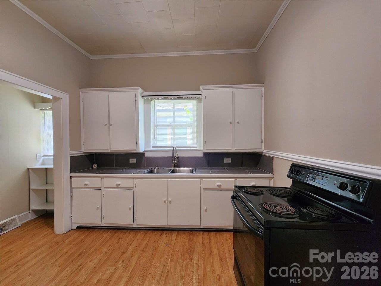 907 S Jackson St - Photo 5 of 14