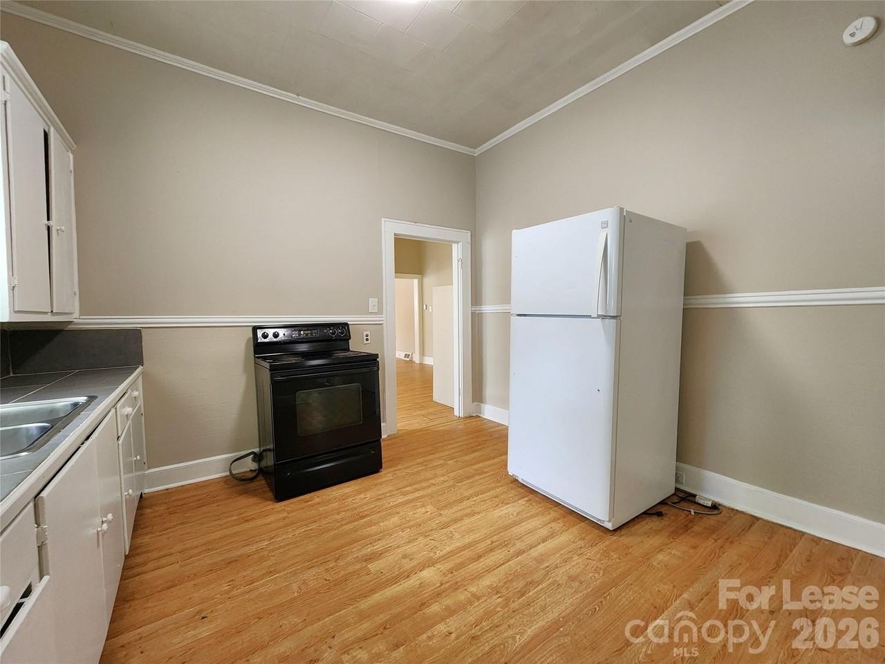 907 S Jackson St - Photo 6 of 14