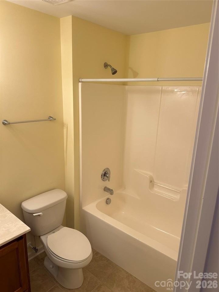 708 E Catawba St - Photo 5 of 11