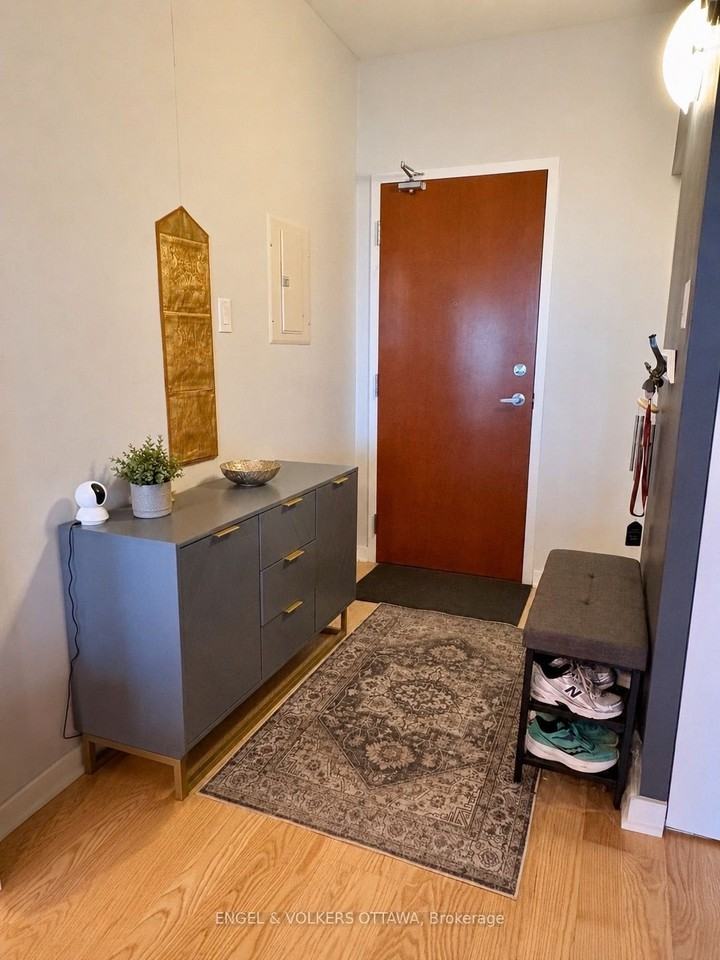 324 Apartment Building - Photo 2 of 12