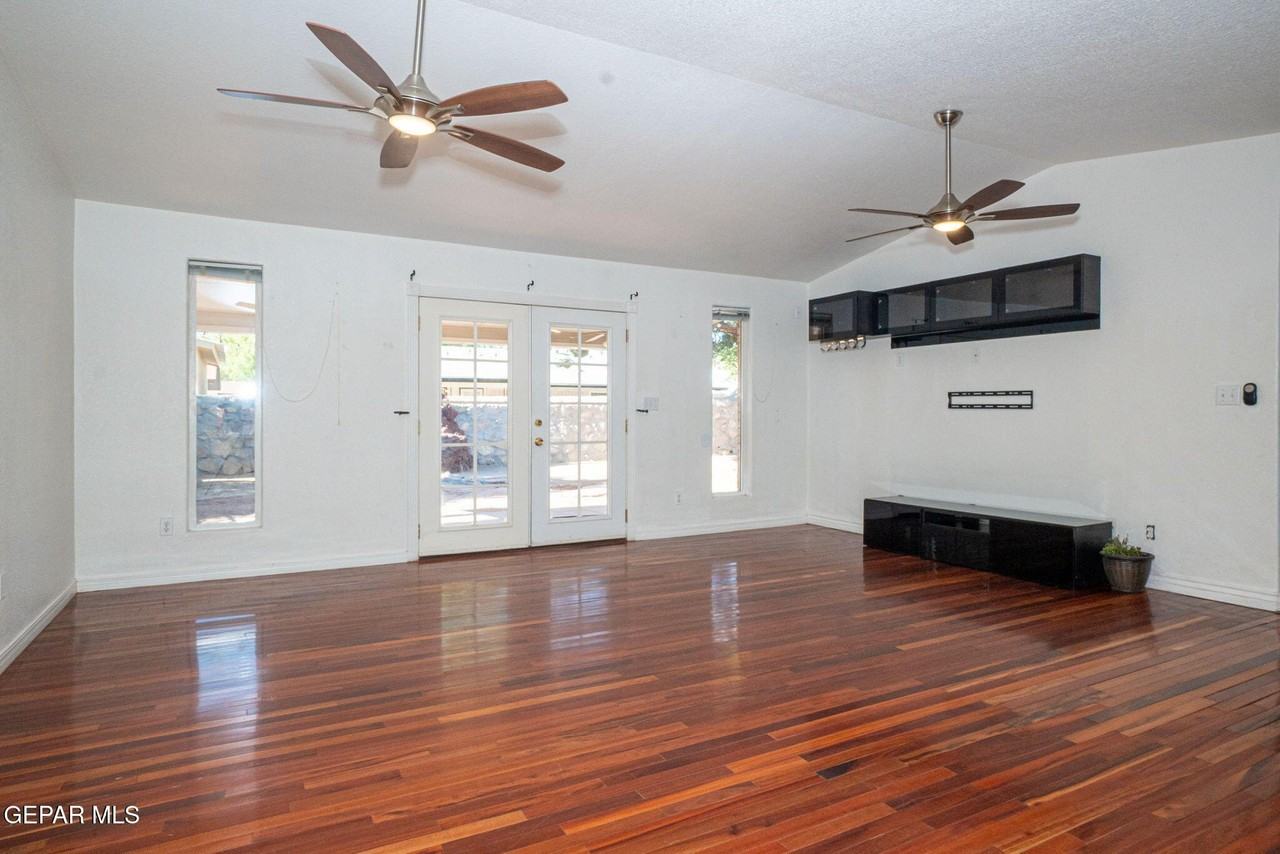 10805 Hitchcock Ave - Photo 6 of 24
