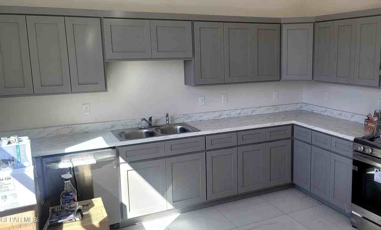 225 Antone St #B - Photo 3 of 6