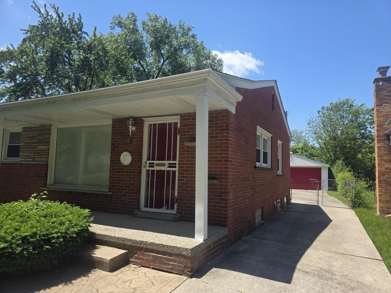24051 Geneva St - Photo 4 of 29