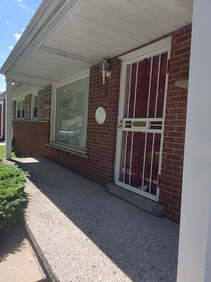 24051 Geneva St - Photo 5 of 29