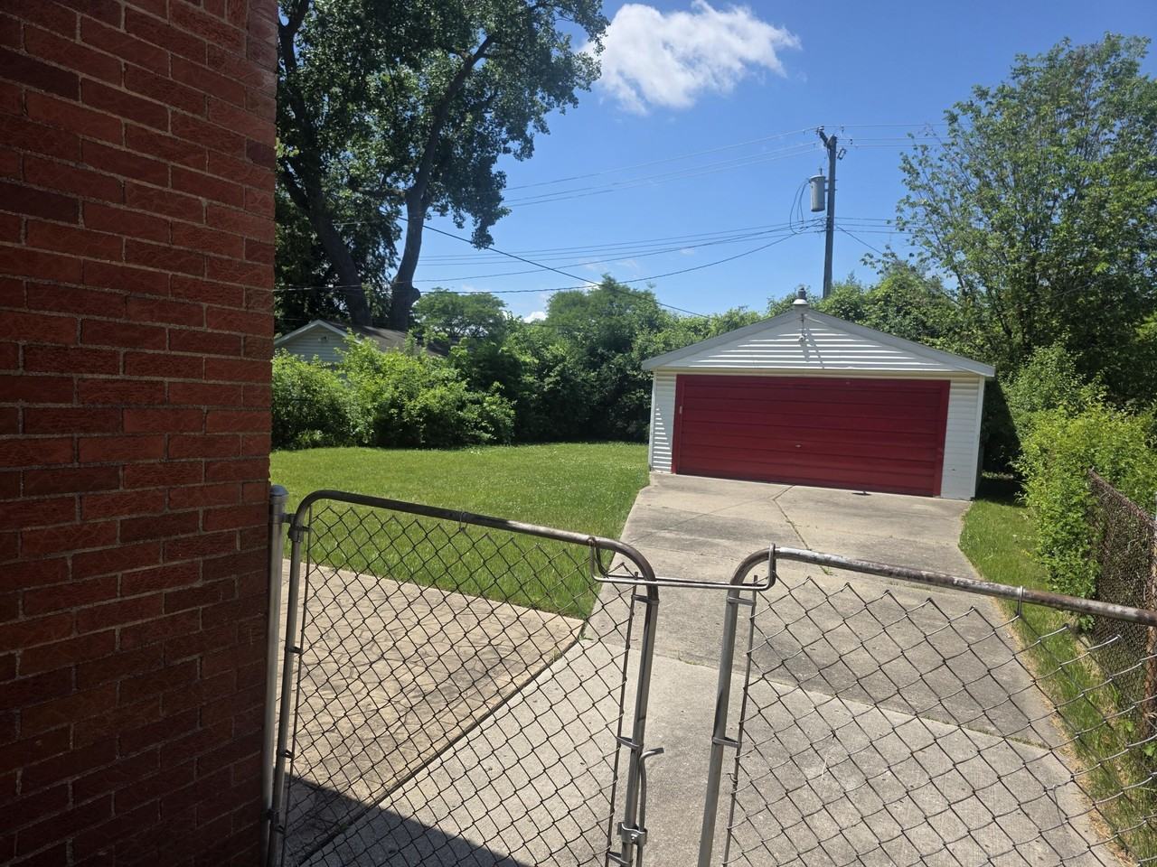 24051 Geneva St - Photo 6 of 29