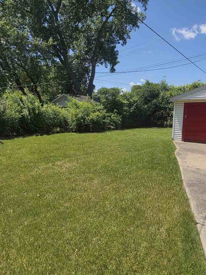 24051 Geneva St - Photo 7 of 29