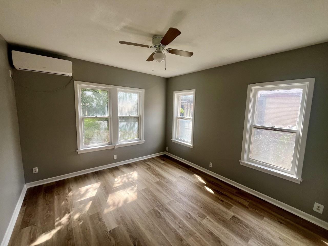 1913 25th St - Photo 3 of 9