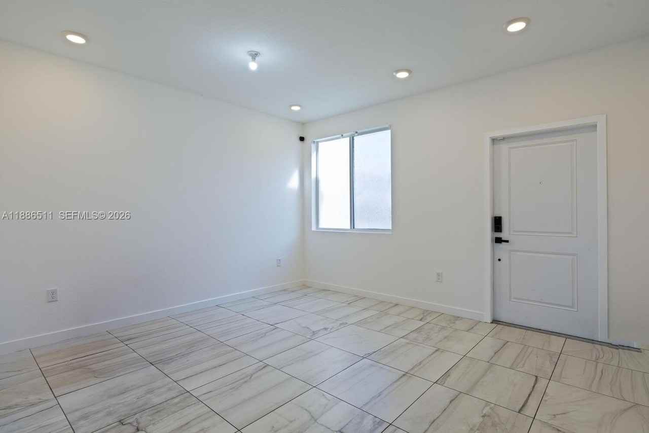 1014 Se 23rd Ave - Photo 4 of 18