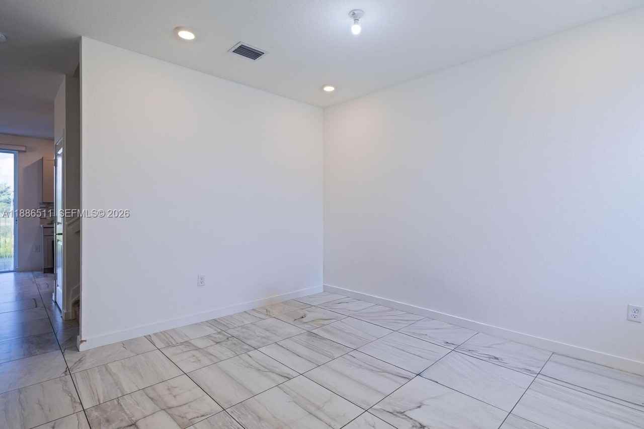 1014 Se 23rd Ave - Photo 5 of 18