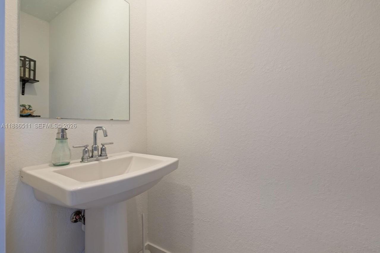 1014 Se 23rd Ave - Photo 7 of 18