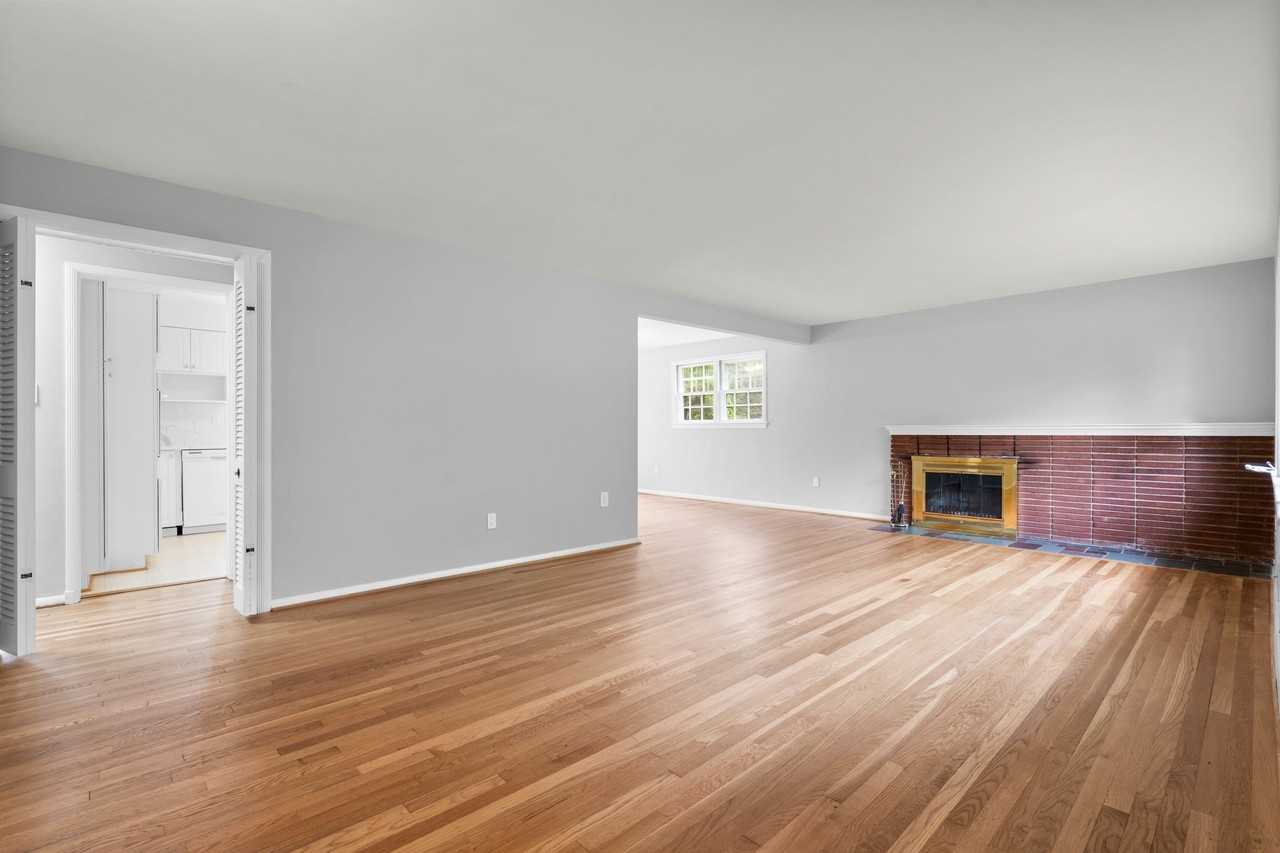 4907 Elsmere Ave - Photo 4 of 40