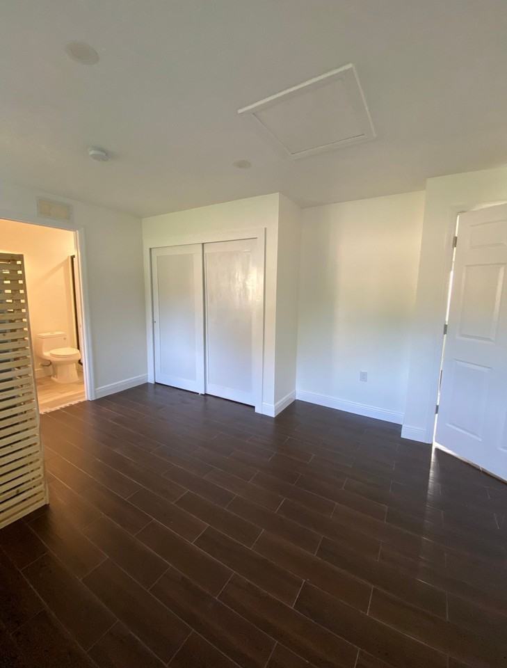 1551 Palm Tree Dr #4 - Photo 3 of 10