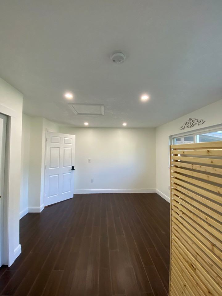 1551 Palm Tree Dr #4 - Photo 7 of 10