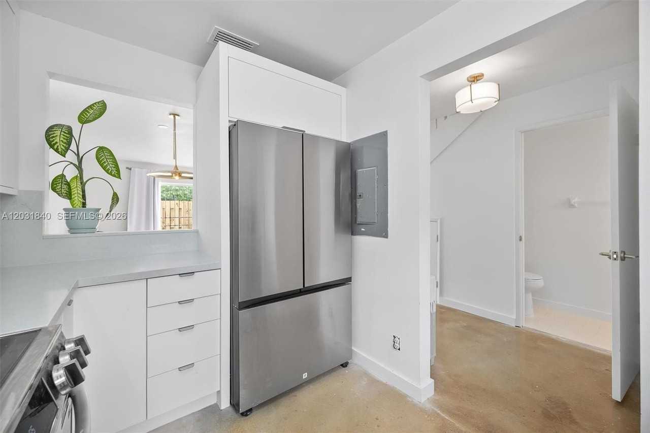 421 Sw 3rd St #16 - Photo 4 of 14