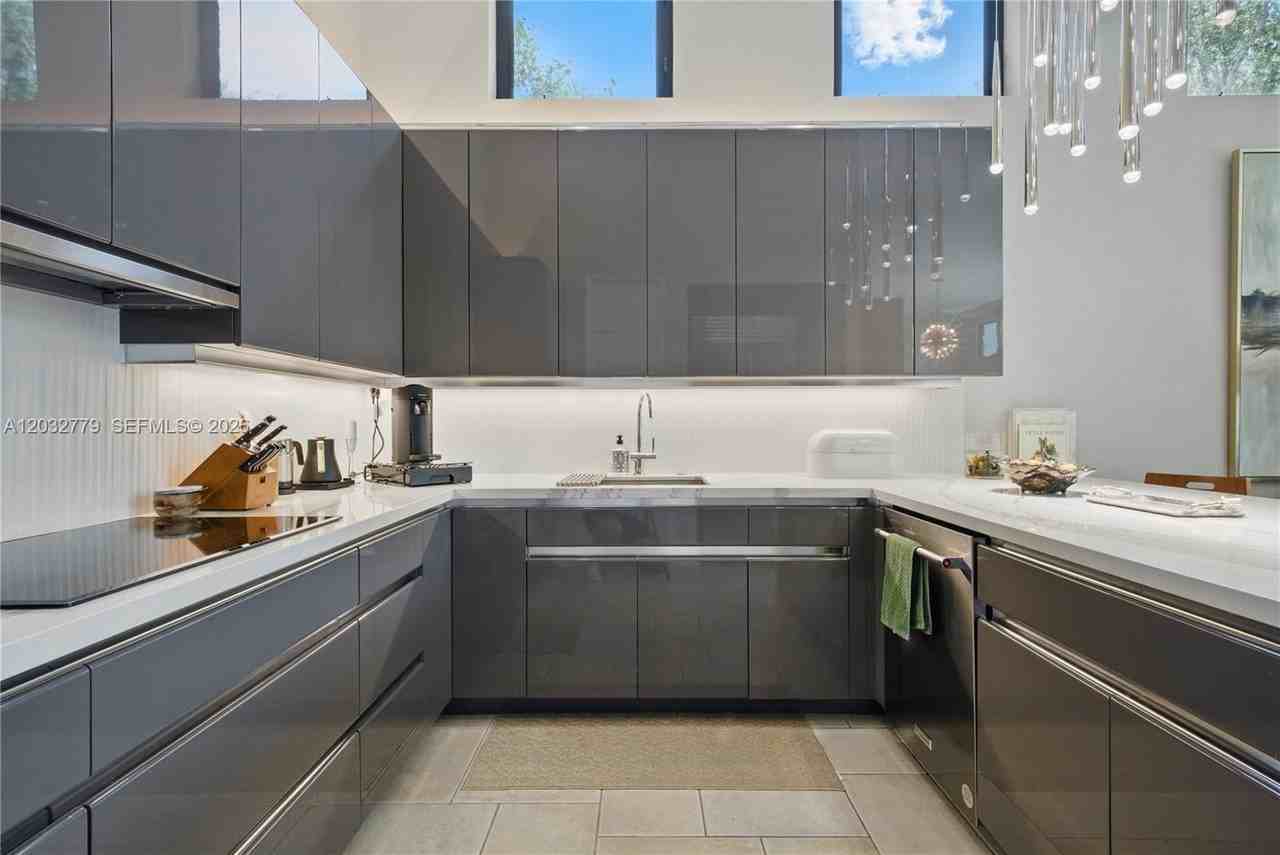 1755 Sw 4th Ave - Photo 7 of 23