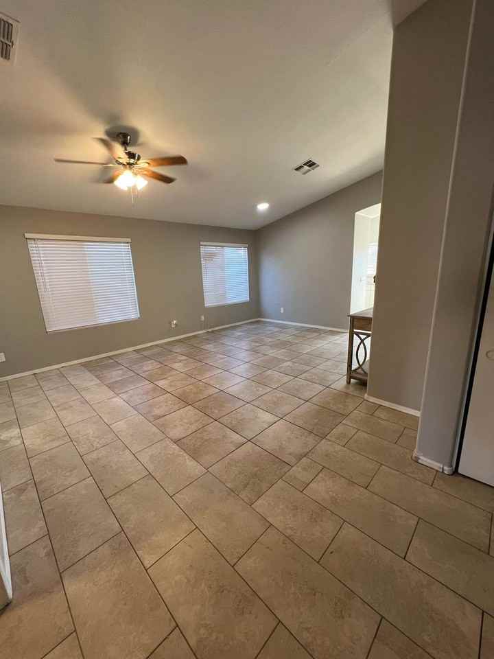 10617 W Poinsettia Dr - Photo 2 of 10