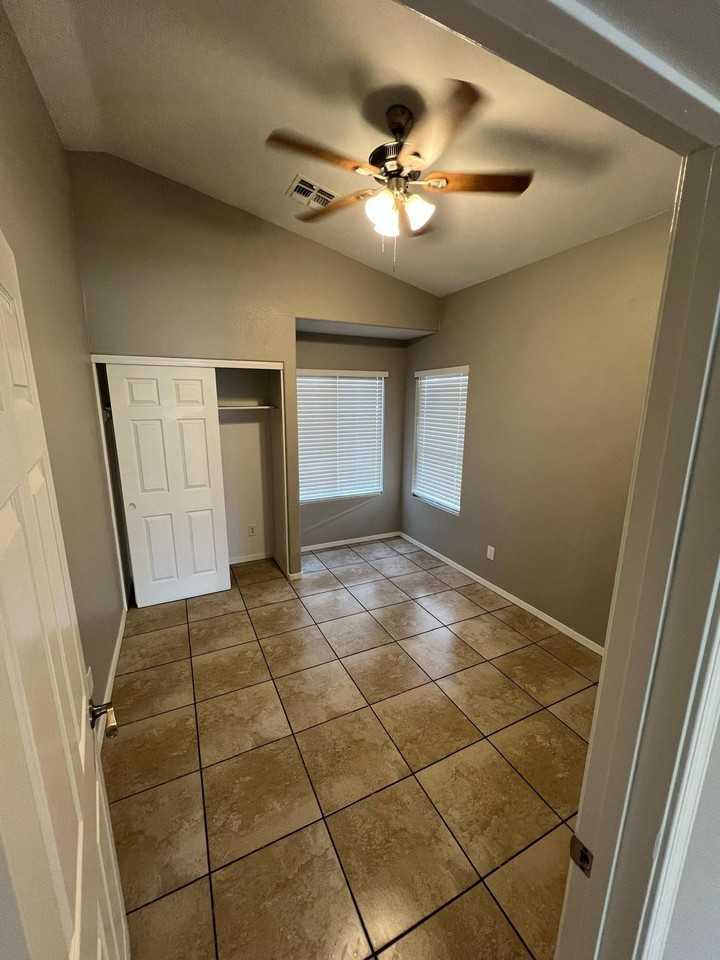 10617 W Poinsettia Dr - Photo 3 of 10