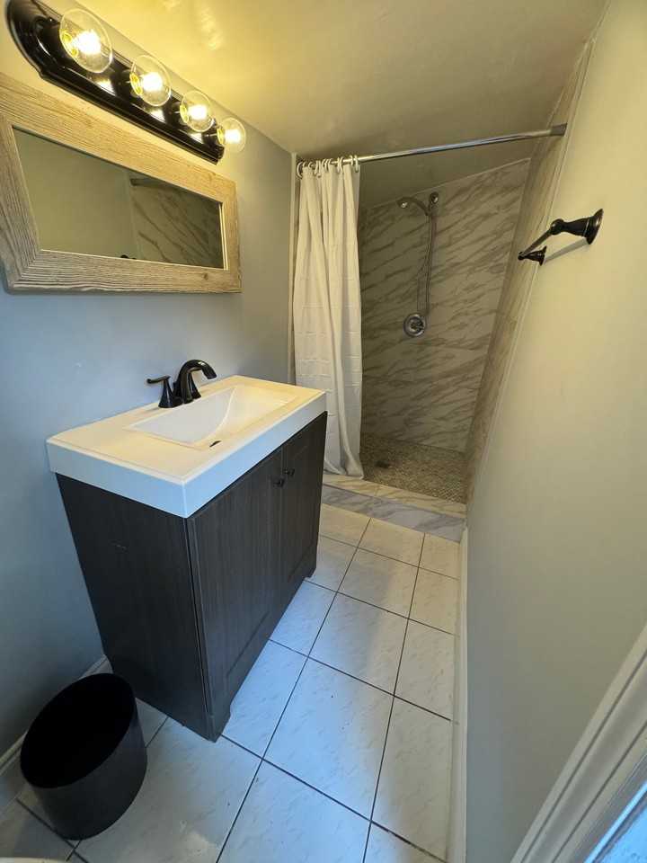 921 N 19th Ave #9 - Photo 4 of 14
