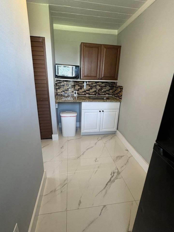 921 N 19th Ave #9 - Photo 6 of 14